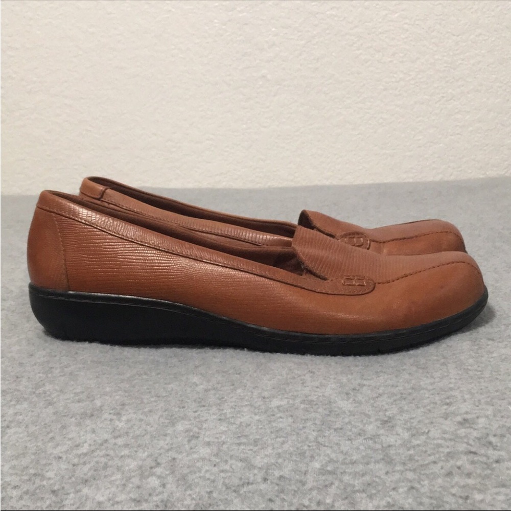 Clarks Womens Leather Slipon Loafers Shoes Size 10 Wide Camel Brown Career
